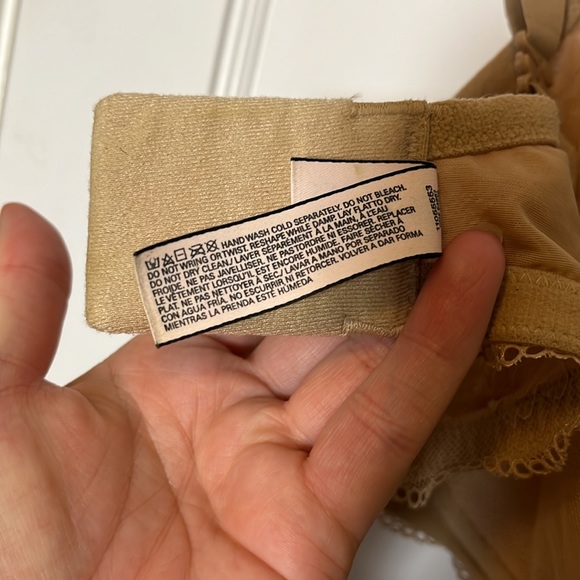 Victoria’s Secret Body by Victoria Unlined Lace Demi Bra - Picture 8 of 8